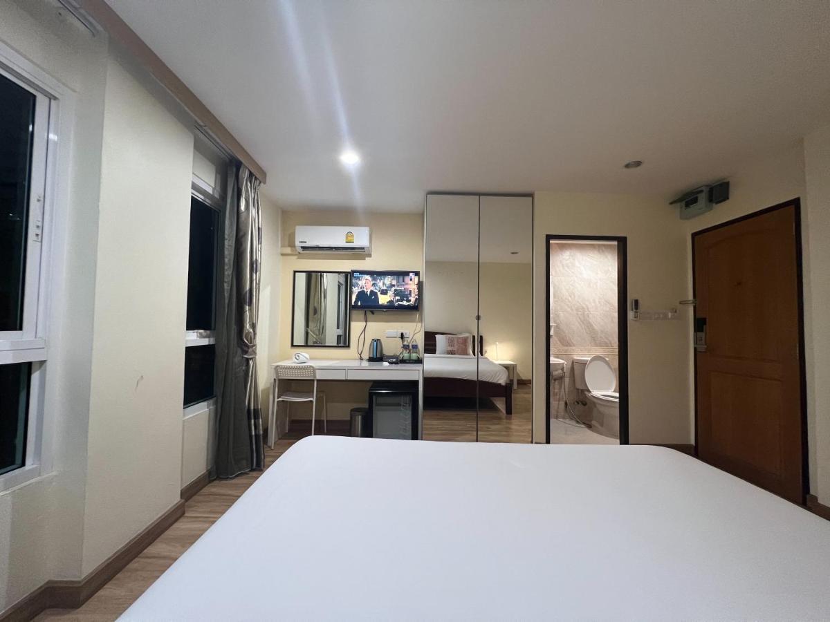 V Check Inn Sukhumvit 22 Bangkok Exterior photo
